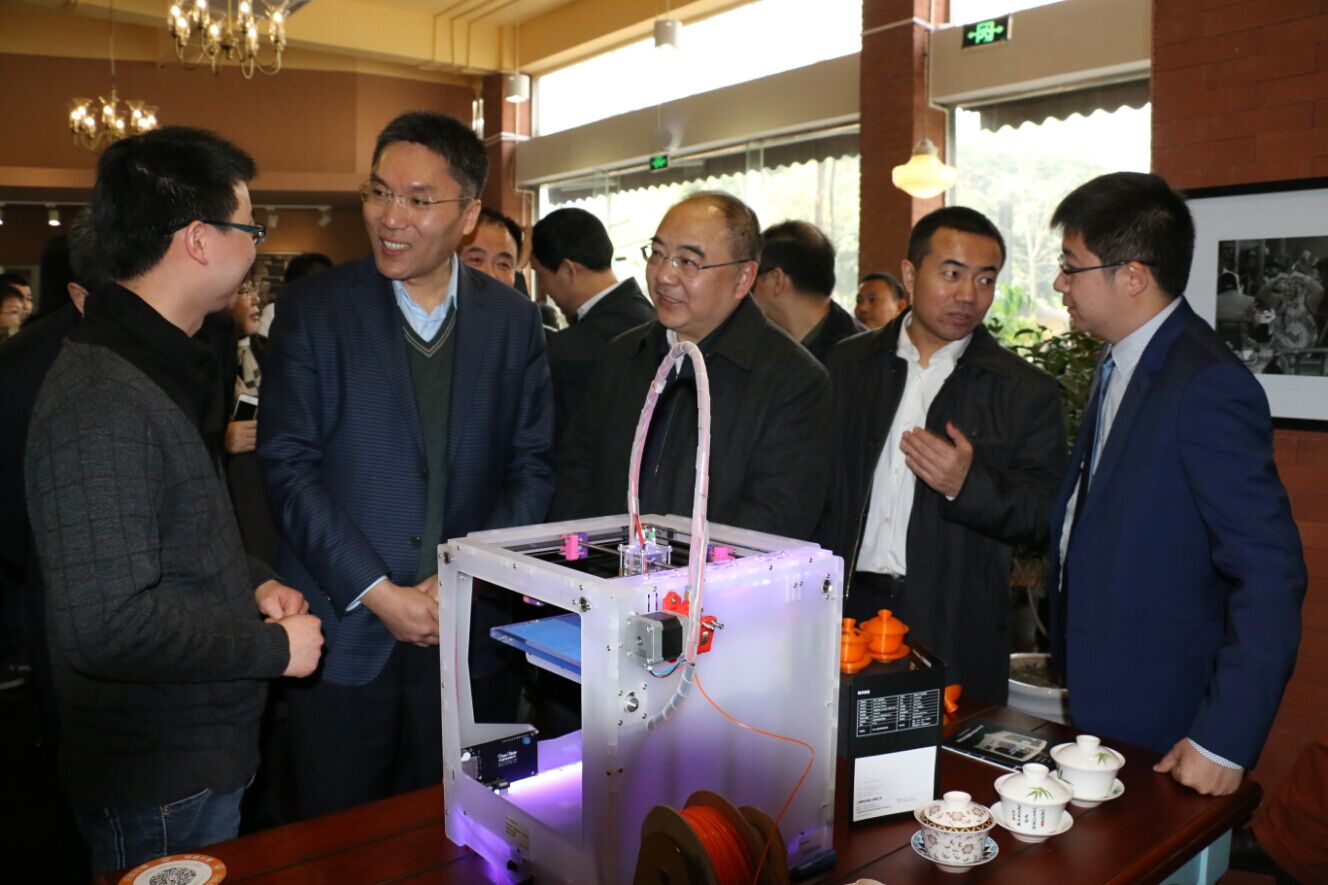 李秘书长观看了极趣科技3D打印机工作过程
