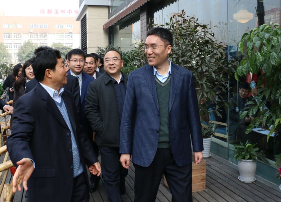 李秘书长一行来到天府新谷创业茶馆参观