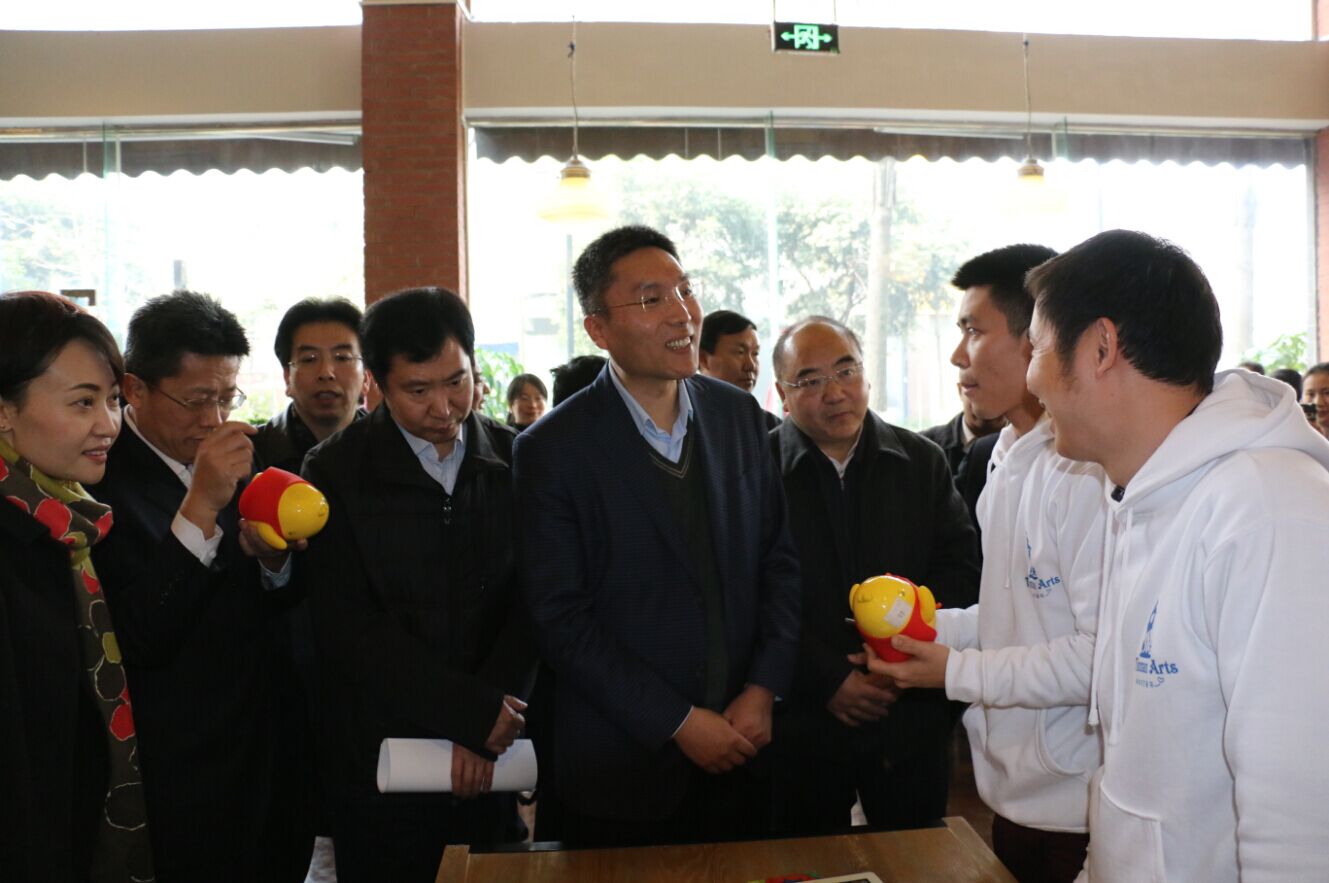 李秘书长体验铁皮人科技的儿童智能玩